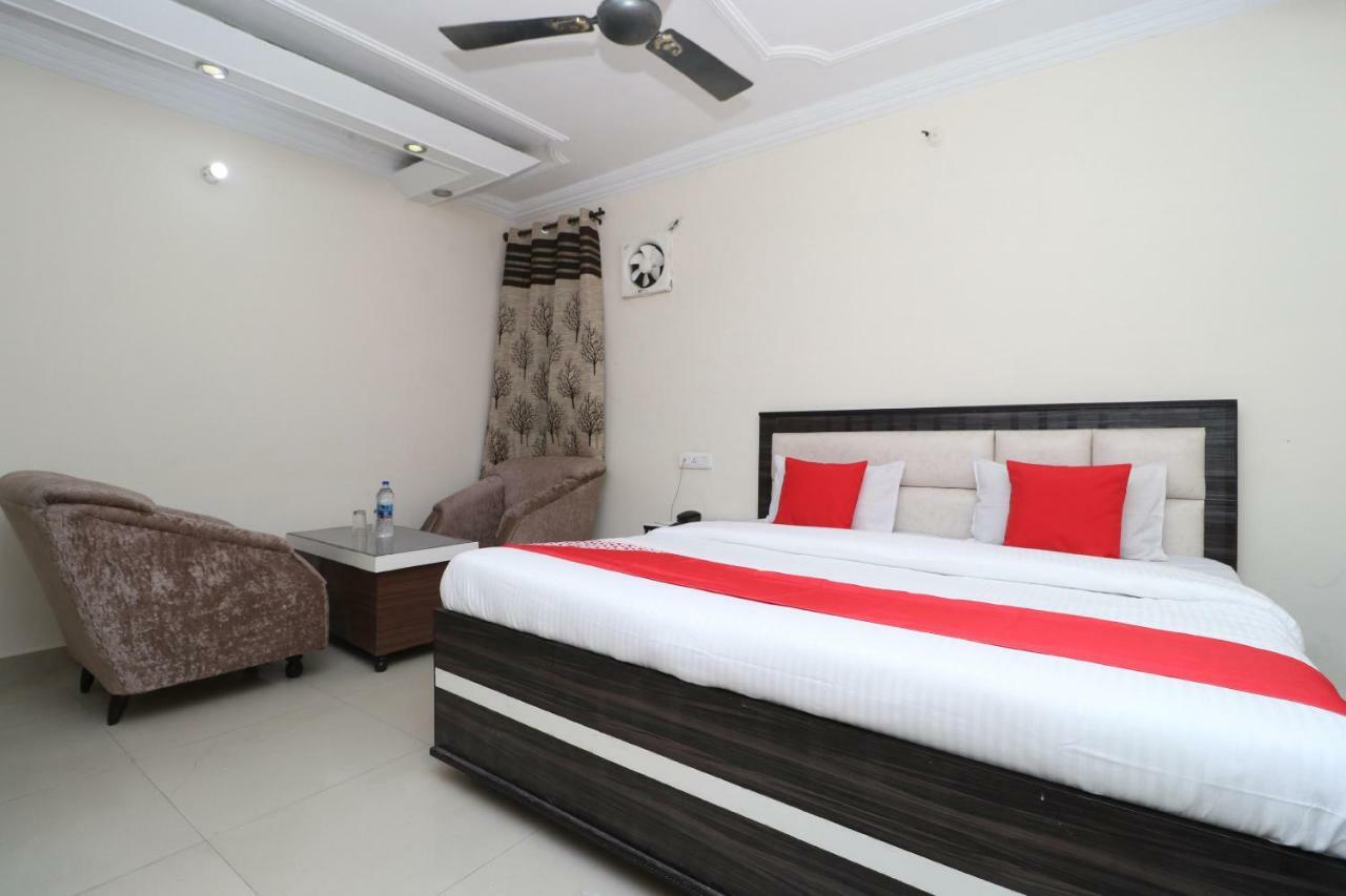 Oyo 37721 Hotel Kings Pathānkot Buitenkant foto