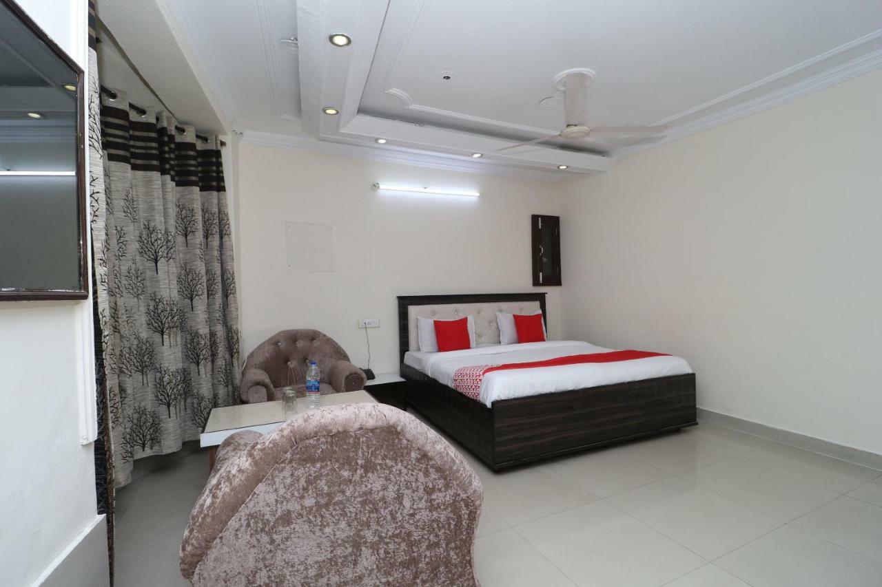 Oyo 37721 Hotel Kings Pathānkot Buitenkant foto