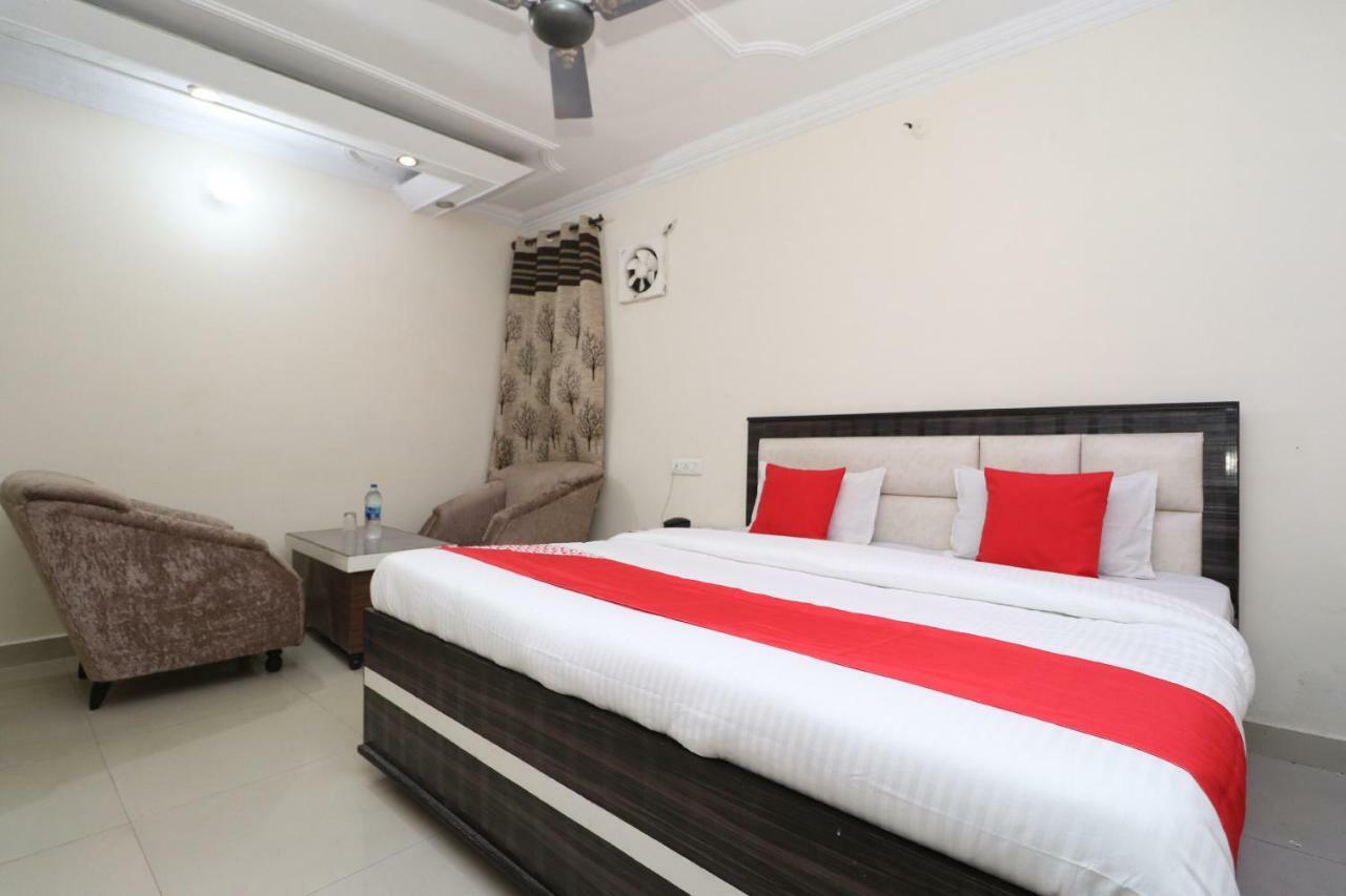 Oyo 37721 Hotel Kings Pathānkot Buitenkant foto
